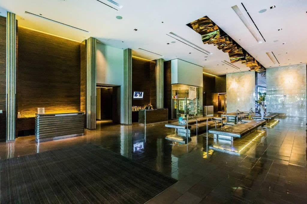 Apartment Amazing 23rd Fl Balcony Access 23307