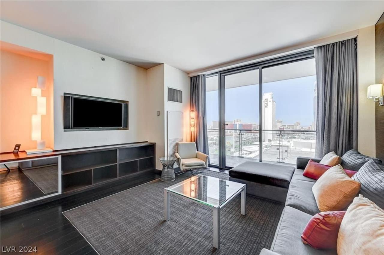 Amazing 23rd Fl Balcony Access 23307 Apartment *