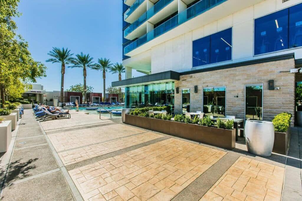 Amazing 23rd Fl Balcony Access 23307 Apartment